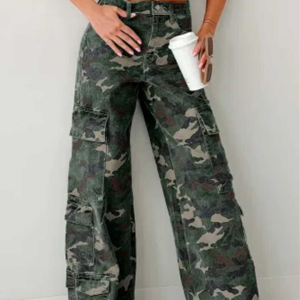 Size 4! NWTS, Camouflage Cargo Pants,‎ Wide Leg, High Rise